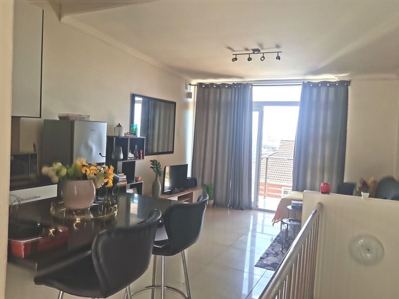 1 Bed Apartment in Richmond Hill for Sale - Photo 3