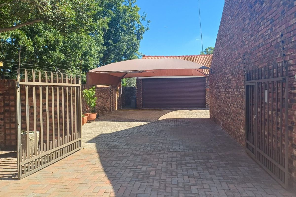 Elegant 3-Bedroom Townhouse Offering Space, Style and Smart Living in Orkney - Photo 2