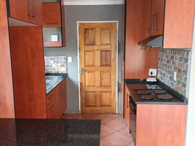 CHARMING 2-BEDROOM STARTER HOME IN A SOUGHT-AFTER AREA.  - Photo 6