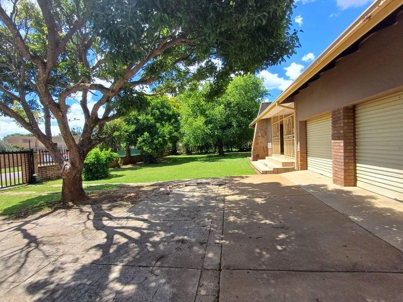 Spacious 5-Bedroom Family Home Near the Golf Course in Orkney - Photo 3