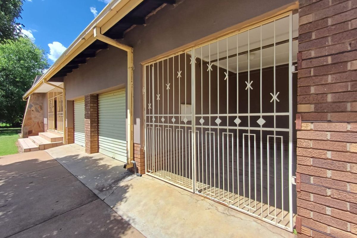Spacious 5-Bedroom Family Home Near the Golf Course in Orkney - Photo 2