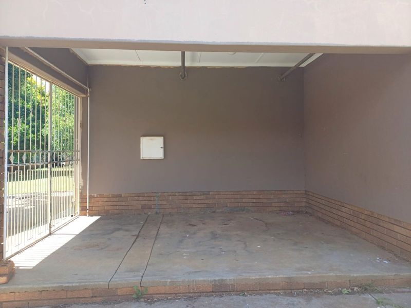 Spacious 5-Bedroom Family Home Near the Golf Course in Orkney - Photo 8