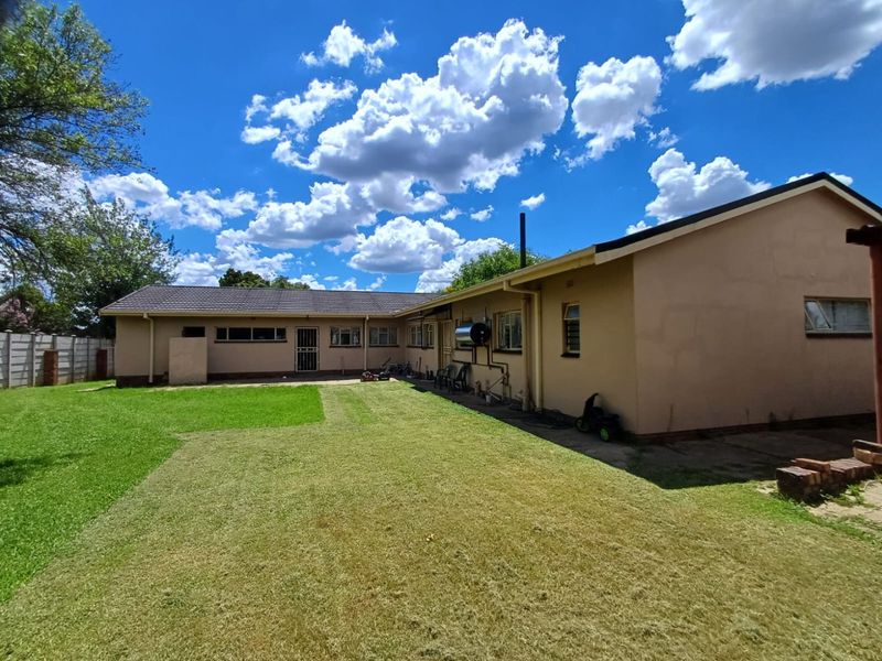 Spacious 5-Bedroom Family Home Near the Golf Course in Orkney - Photo 6