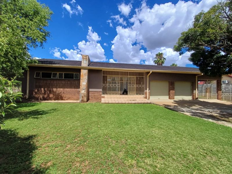 Spacious 5-Bedroom Family Home Near the Golf Course in Orkney - Photo 5