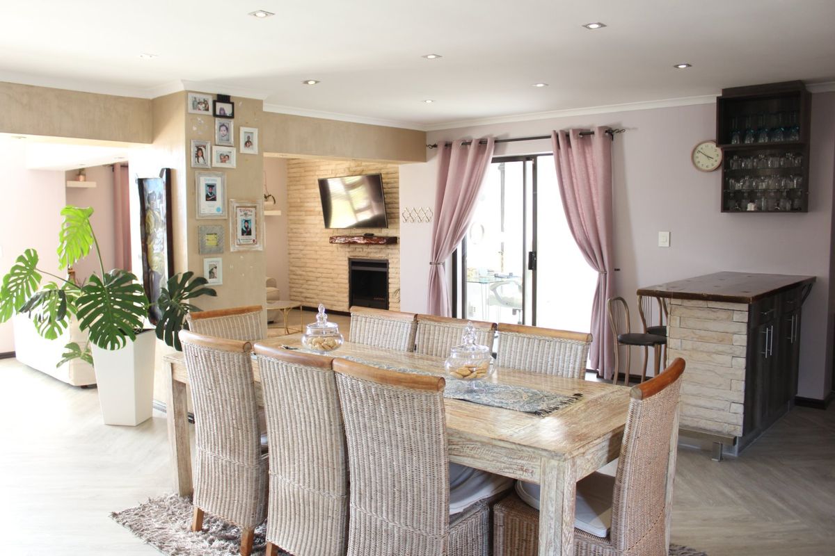 Modern Double-Story Entertainer with Mountain Views in Rouxville Kuils River - Photo 4