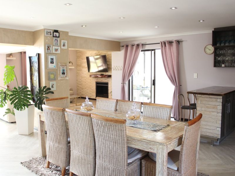 Modern Double-Story Entertainer with Mountain Views in Rouxville Kuils River - Photo 4