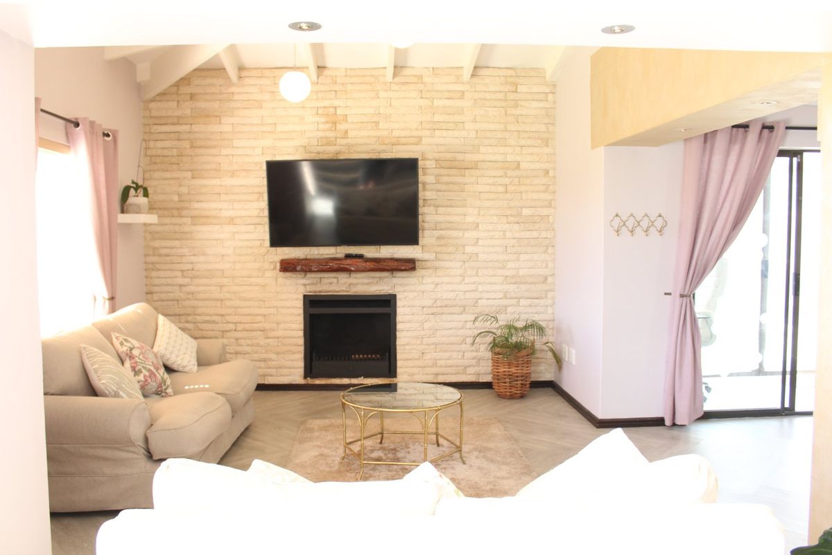 Modern Double-Story Entertainer with Mountain Views in Rouxville Kuils River - Photo 2