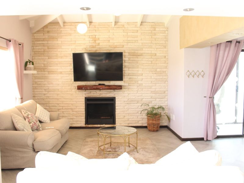 Modern Double-Story Entertainer with Mountain Views in Rouxville Kuils River - Photo 2