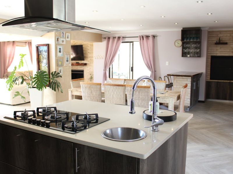 Modern Double-Story Entertainer with Mountain Views in Rouxville Kuils River - Photo 10