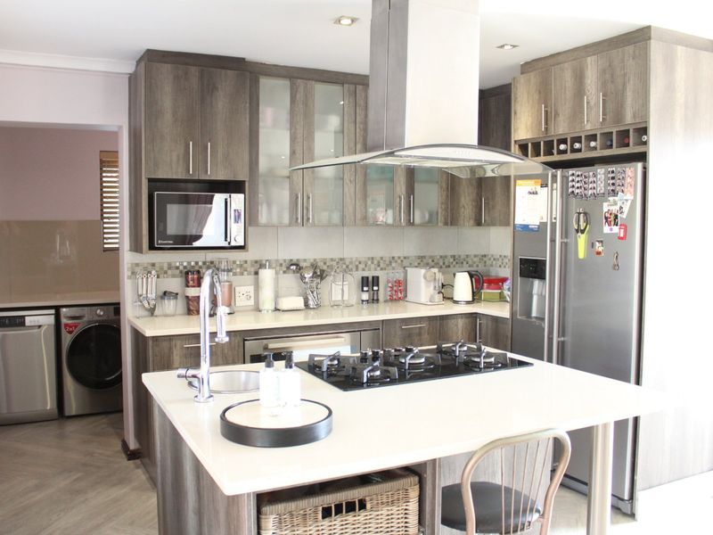 Modern Double-Story Entertainer with Mountain Views in Rouxville Kuils River - Photo 8