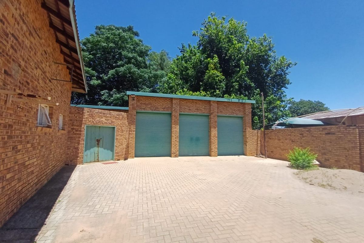 Spacious Five Bedroom Family Home with Borehole, Pool and Three Garages in Makwassie - Photo 5