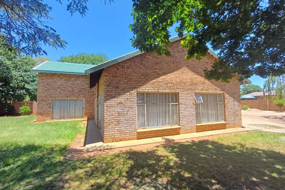 Spacious Five Bedroom Family Home with Borehole, Pool and Three Garages in Makwassie - Photo 2