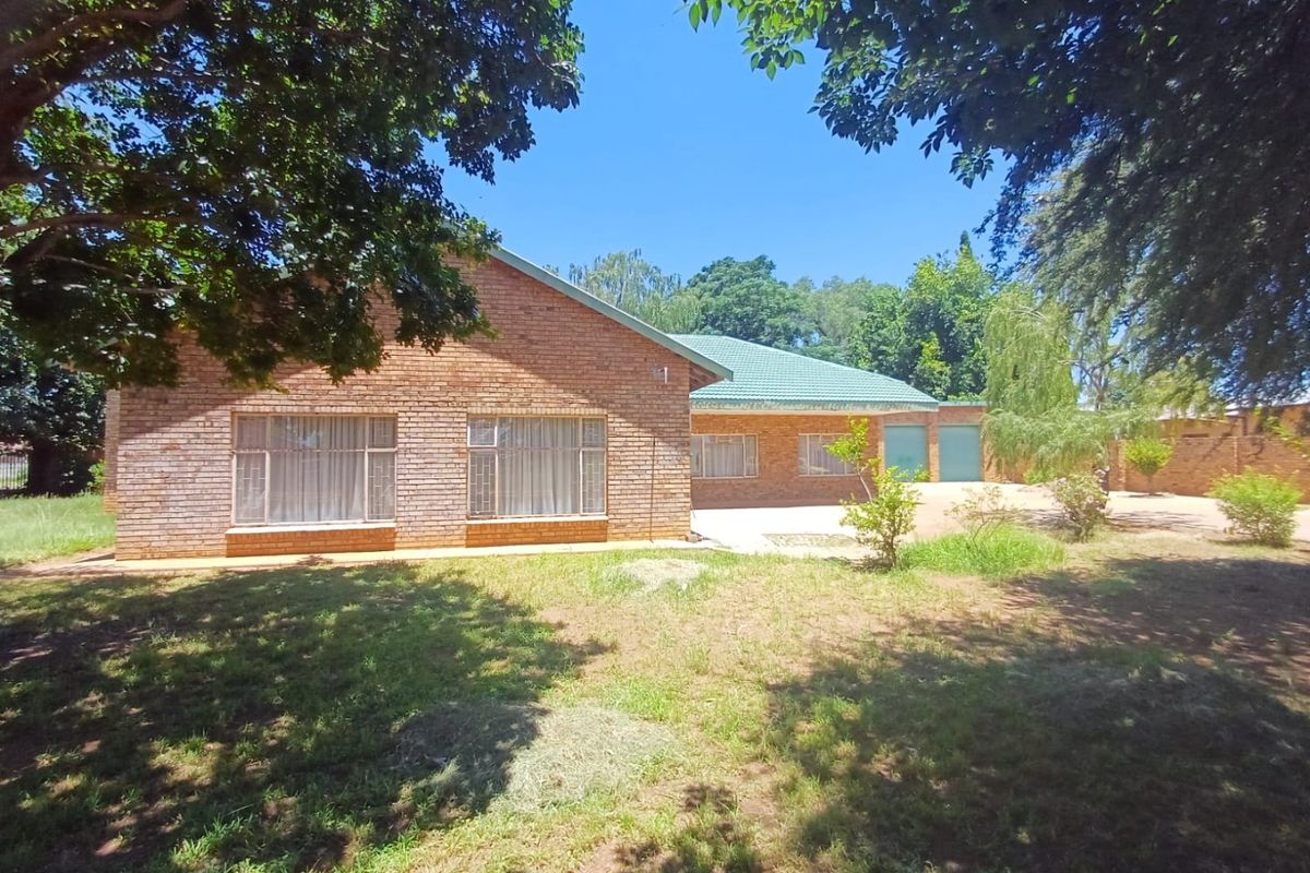 Spacious Five Bedroom Family Home with Borehole, Pool and Three Garages in Makwassie - Photo 3