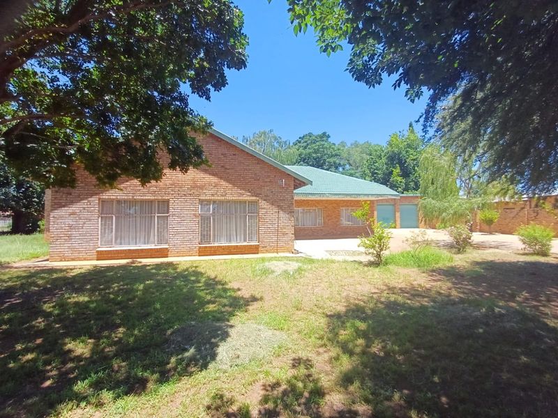 Spacious Five Bedroom Family Home with Borehole, Pool and Three Garages in Makwassie - Photo 3