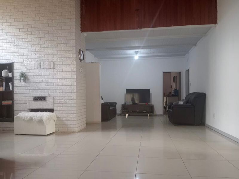 Spacious Five Bedroom Family Home with Borehole, Pool and Three Garages in Makwassie - Photo 10