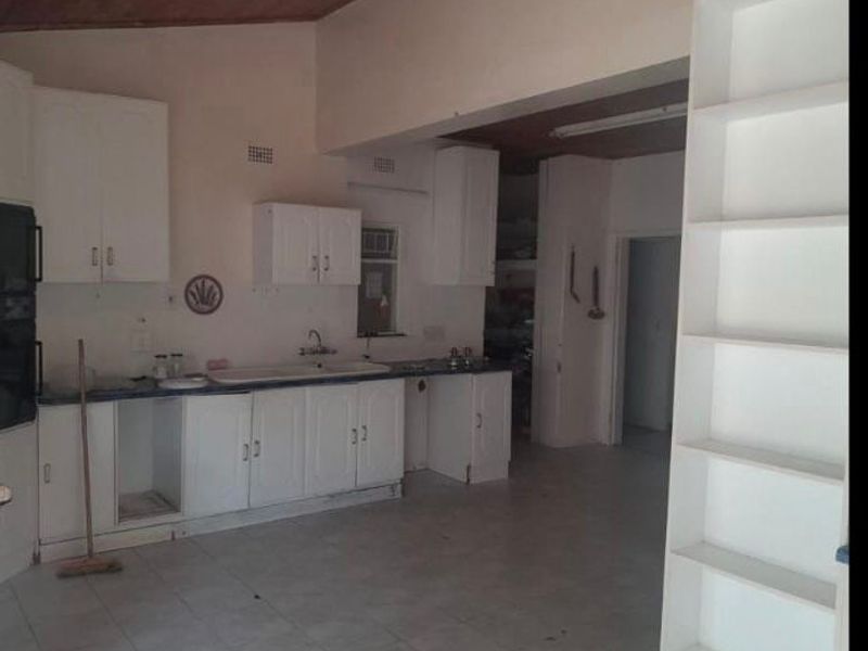 Spacious Five Bedroom Family Home with Borehole, Pool and Three Garages in Makwassie - Photo 8