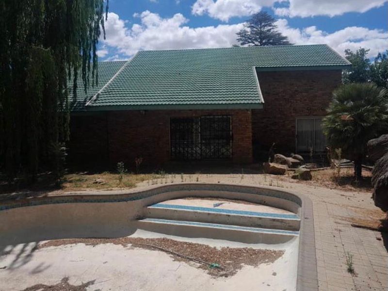 Spacious Five Bedroom Family Home with Borehole, Pool and Three Garages in Makwassie - Photo 6