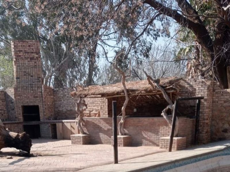 Spacious Five Bedroom Family Home with Borehole, Pool and Three Garages in Makwassie - Photo 7