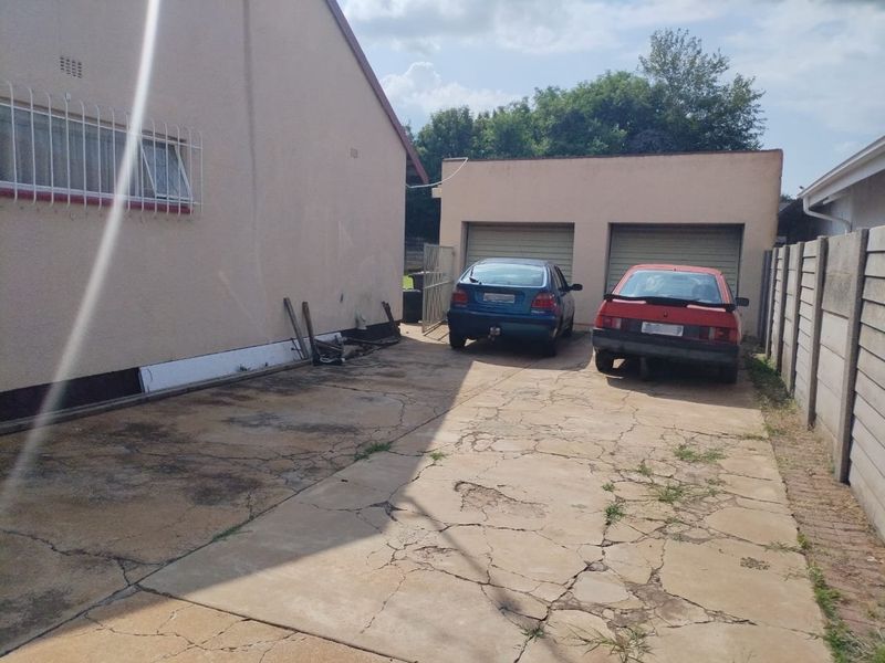 4 Bedroom House for Sale in Strubenvale  - Photo 2