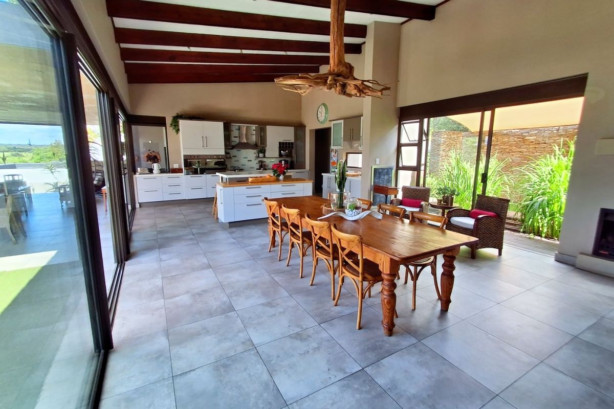 4 Bedroom 3.5 Bathroom house with a 1-bedroom Flat for sale in Sable Hills  - Photo 4