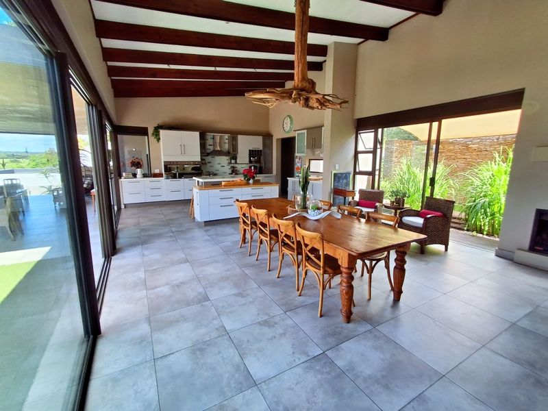 4 Bedroom 3.5 Bathroom house with a 1-bedroom Flat for sale in Sable Hills  - Photo 4