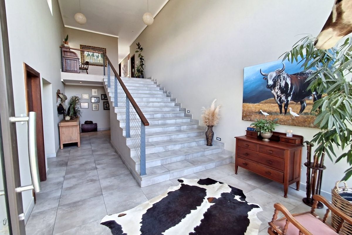 4 Bedroom 3.5 Bathroom house with a 1-bedroom Flat for sale in Sable Hills  - Photo 2