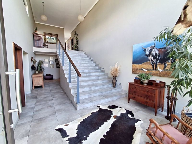 4 Bedroom 3.5 Bathroom house with a 1-bedroom Flat for sale in Sable Hills  - Photo 2