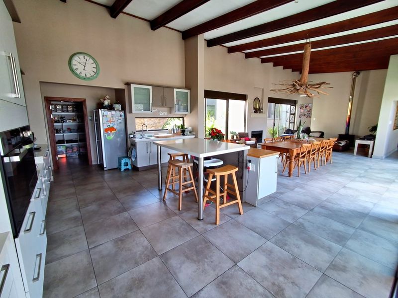 4 Bedroom 3.5 Bathroom house with a 1-bedroom Flat for sale in Sable Hills  - Photo 7