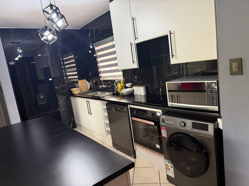 MODERN & LUXURIOUS 3-BEDROOM APARTMENT FOR SALE - Photo 10
