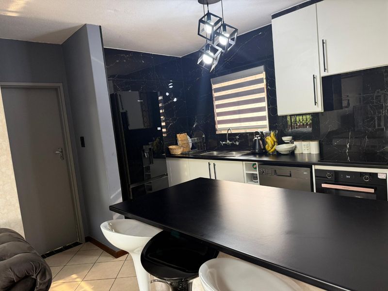 MODERN & LUXURIOUS 3-BEDROOM APARTMENT FOR SALE - Photo 9