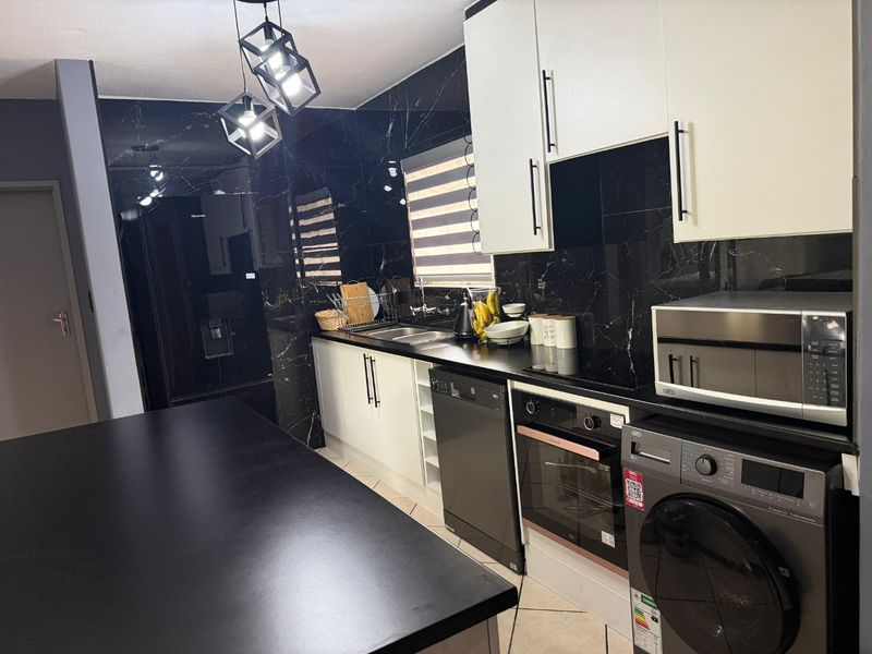 MODERN & LUXURIOUS 3-BEDROOM APARTMENT FOR SALE - Photo 8