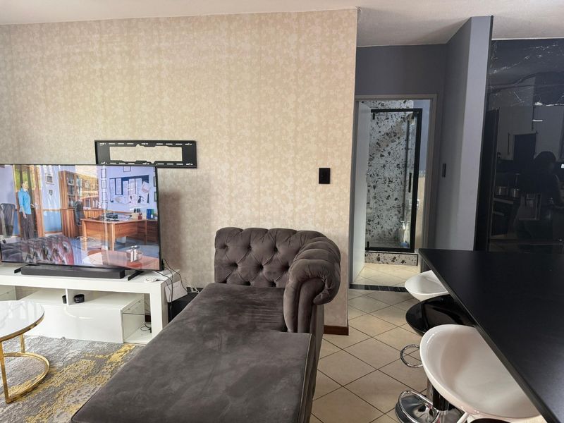 MODERN & LUXURIOUS 3-BEDROOM APARTMENT FOR SALE - Photo 3
