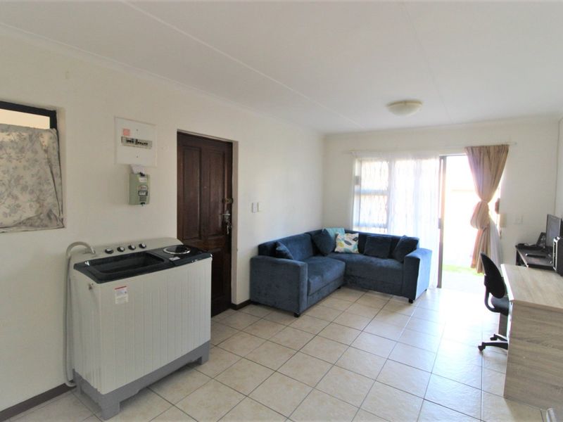 Secure Ground-Floor Apartment Near the Beach – Ideal Lock-Up-and-Go Investment - Photo 2