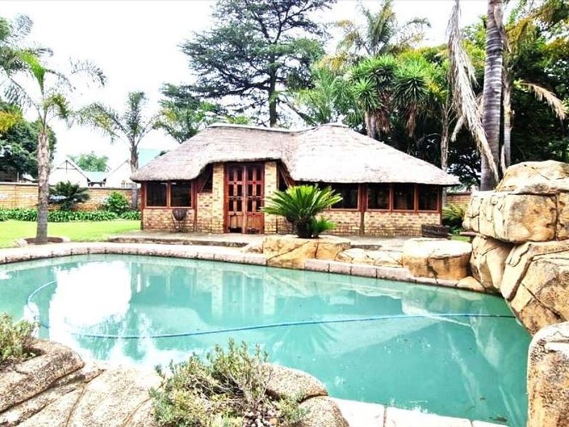 Elegant Family Home with Exceptional Amenities - Photo 3