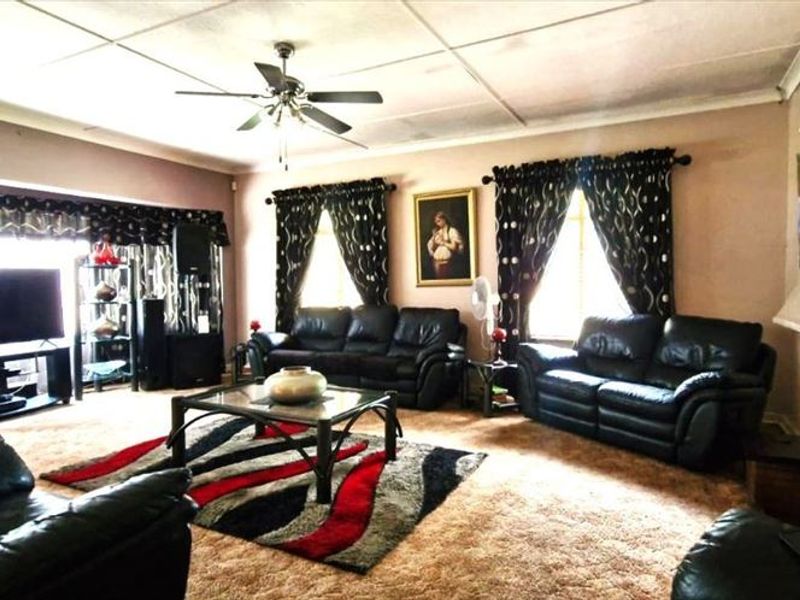 Elegant Family Home with Exceptional Amenities - Photo 2