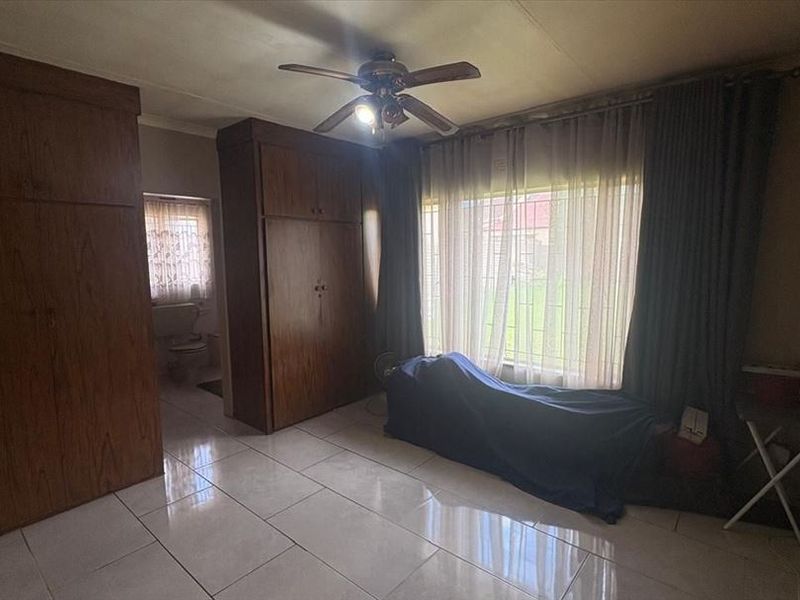 Spacious Family Home with Modern Comforts - Photo 2