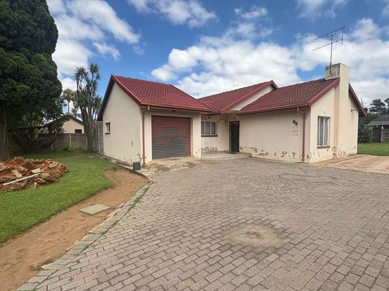 Spacious Family Home with Modern Comforts - Photo 3