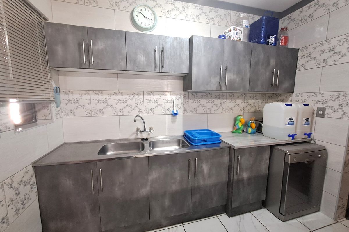 4 Bedroom family home for sale in Stilfontein  - Photo 5