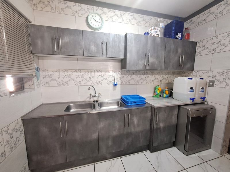 4 Bedroom family home for sale in Stilfontein  - Photo 5