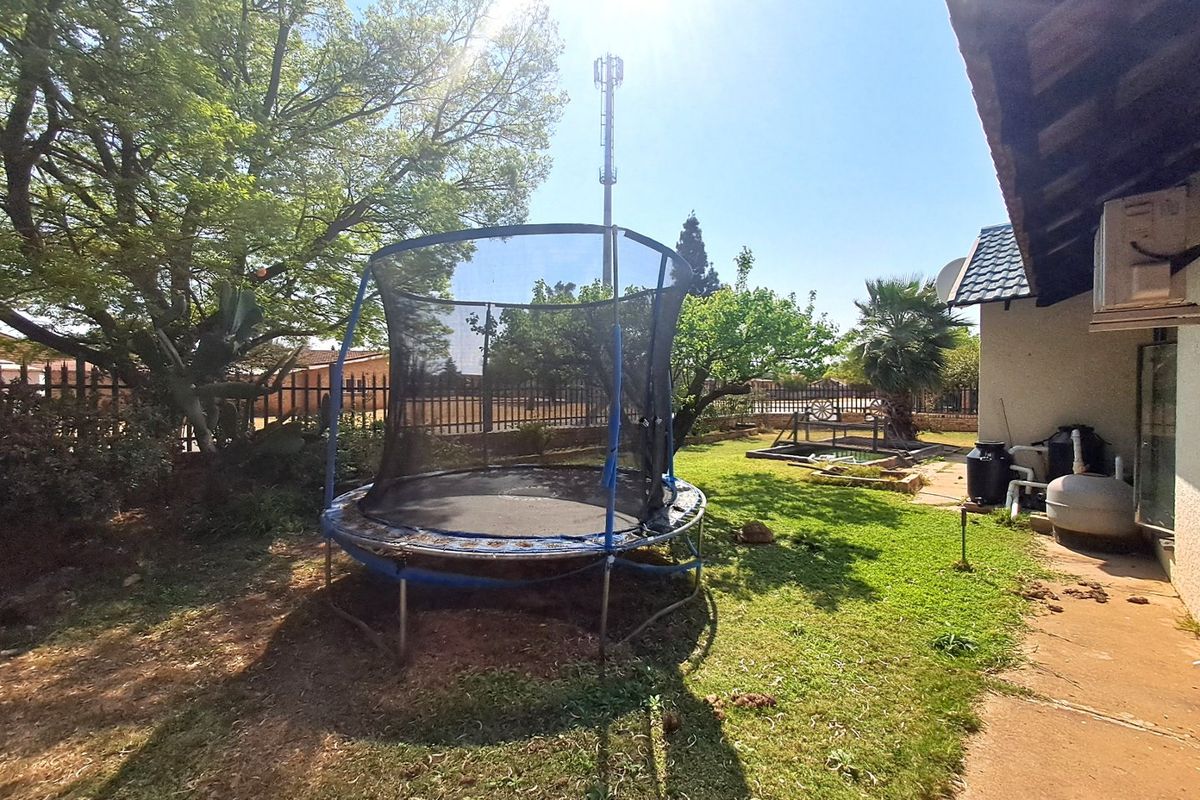 4 Bedroom family home for sale in Stilfontein  - Photo 4