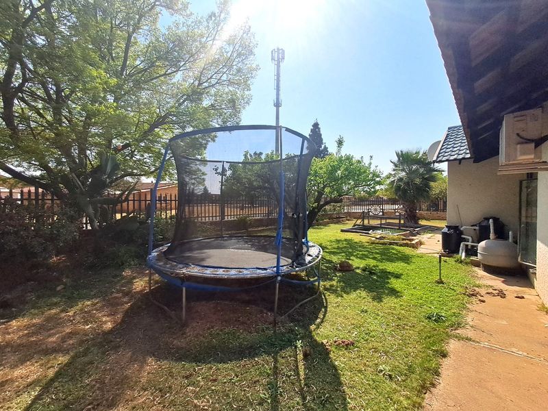4 Bedroom family home for sale in Stilfontein  - Photo 4
