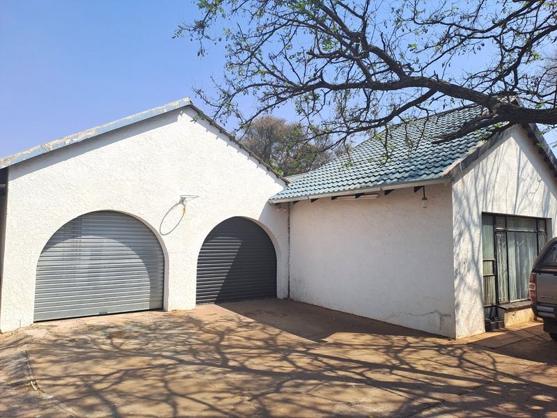 4 Bedroom family home for sale in Stilfontein  - Photo 2