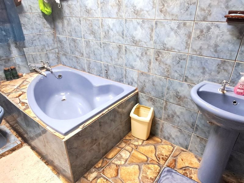 4 Bedroom family home for sale in Stilfontein  - Photo 10