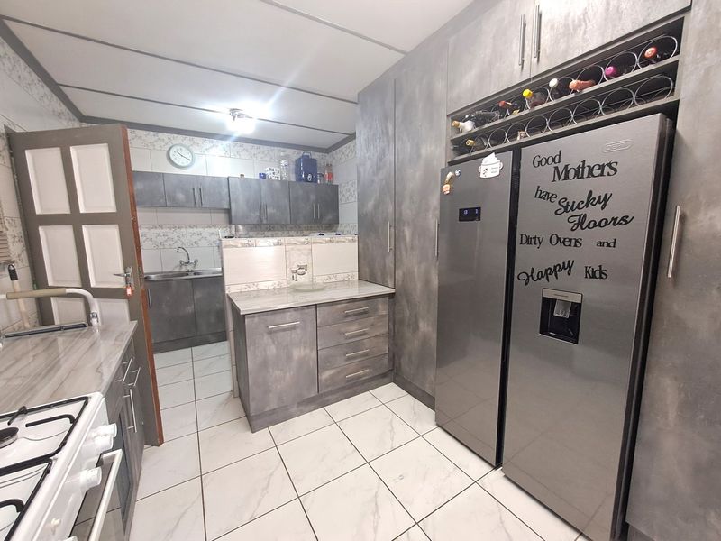 4 Bedroom family home for sale in Stilfontein  - Photo 7