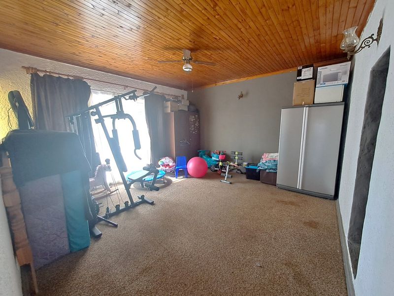 4 Bedroom family home for sale in Stilfontein  - Photo 8