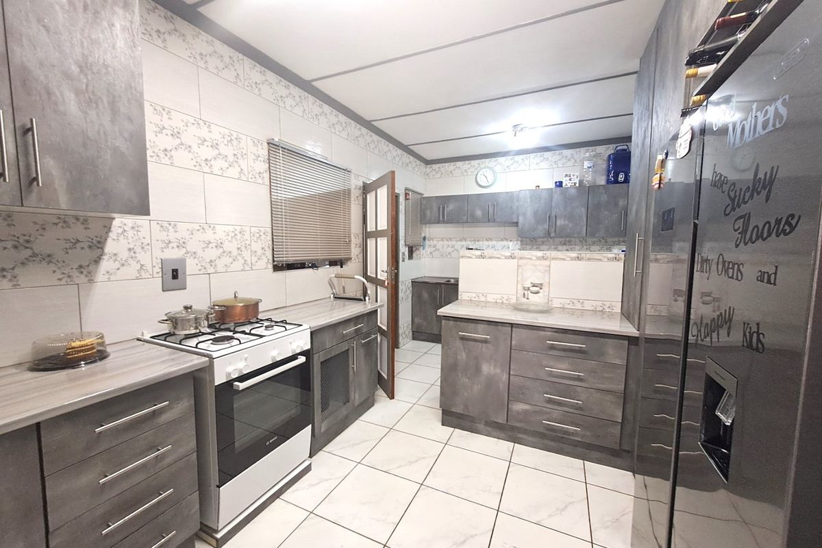 4 Bedroom family home for sale in Stilfontein  - Photo 3