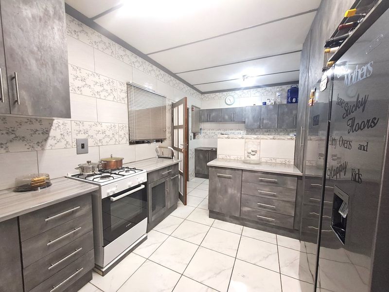 4 Bedroom family home for sale in Stilfontein  - Photo 3