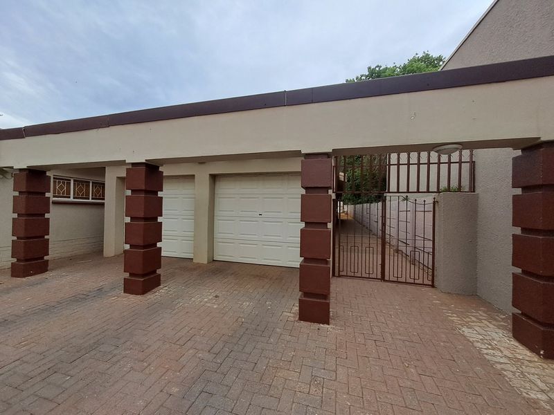 Beautiful 5 Bedroom house - Irene Park - Photo 5