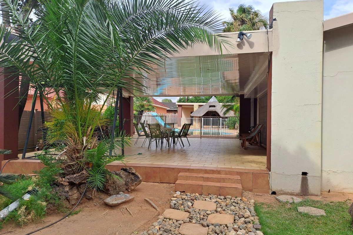 Beautiful 5 Bedroom house - Irene Park - Photo 3