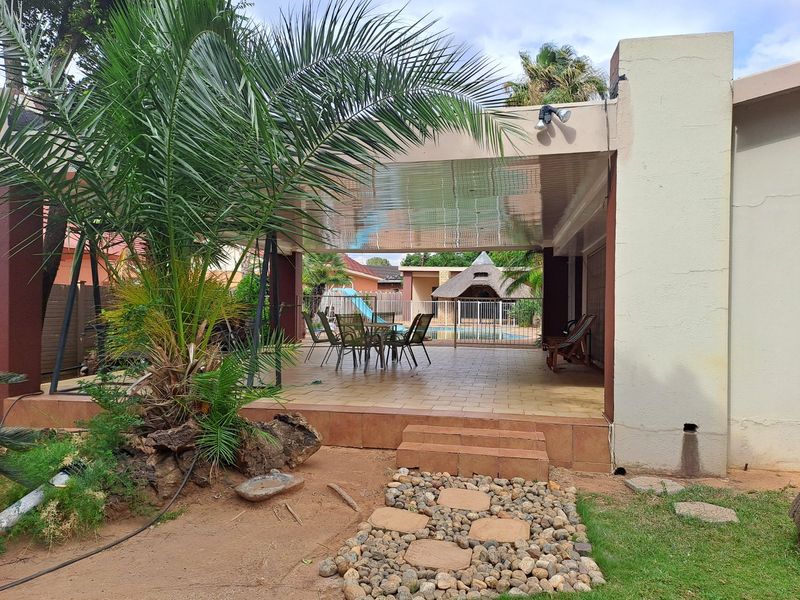 Beautiful 5 Bedroom house - Irene Park - Photo 3